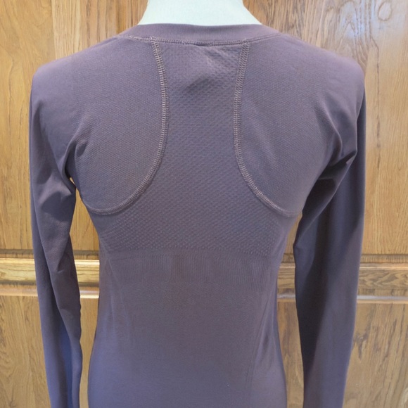 ATHLETA  momentum Long Sleeve Seamless Active Top! - Picture 2 of 7